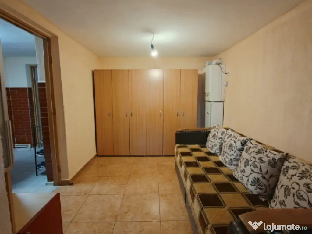 Imobil cu 2 constructii, anexe și 670 mp teren, utilități 