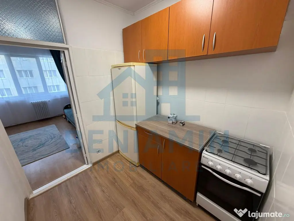 Garsoniera 21mp cartier Tractorul la etajul 2 cu baie si ... 