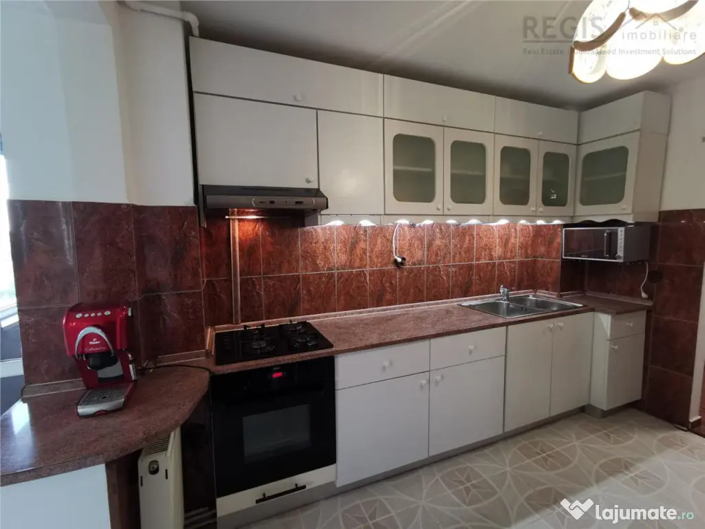 Apartament spatios 3 camere cu loc de parcare inclus Centrul 