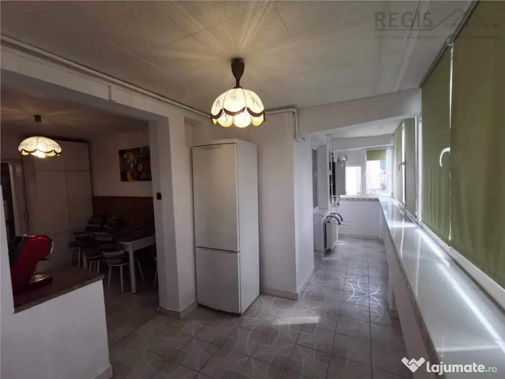 Apartament spatios 3 camere cu loc de parcare inclus Centrul 