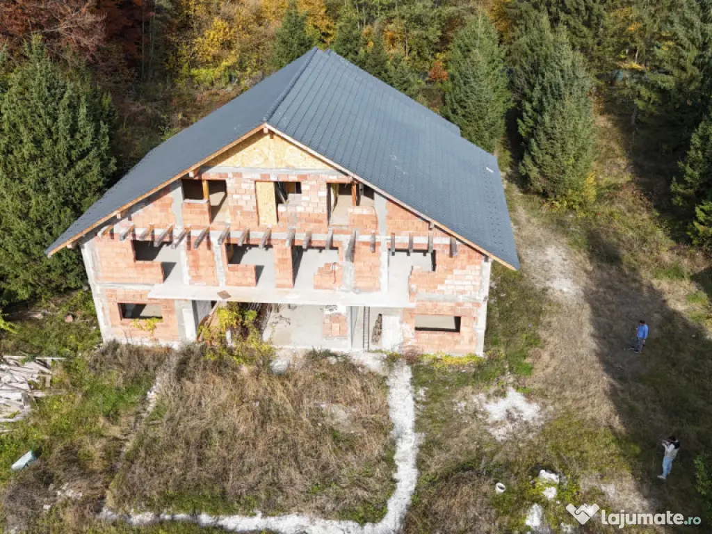 Pensiune 16 camere, teren 7000mp, Valea Avrigului 