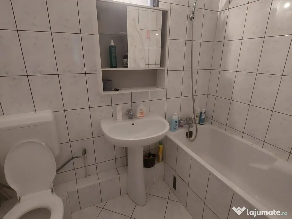 Închiriez apartament 