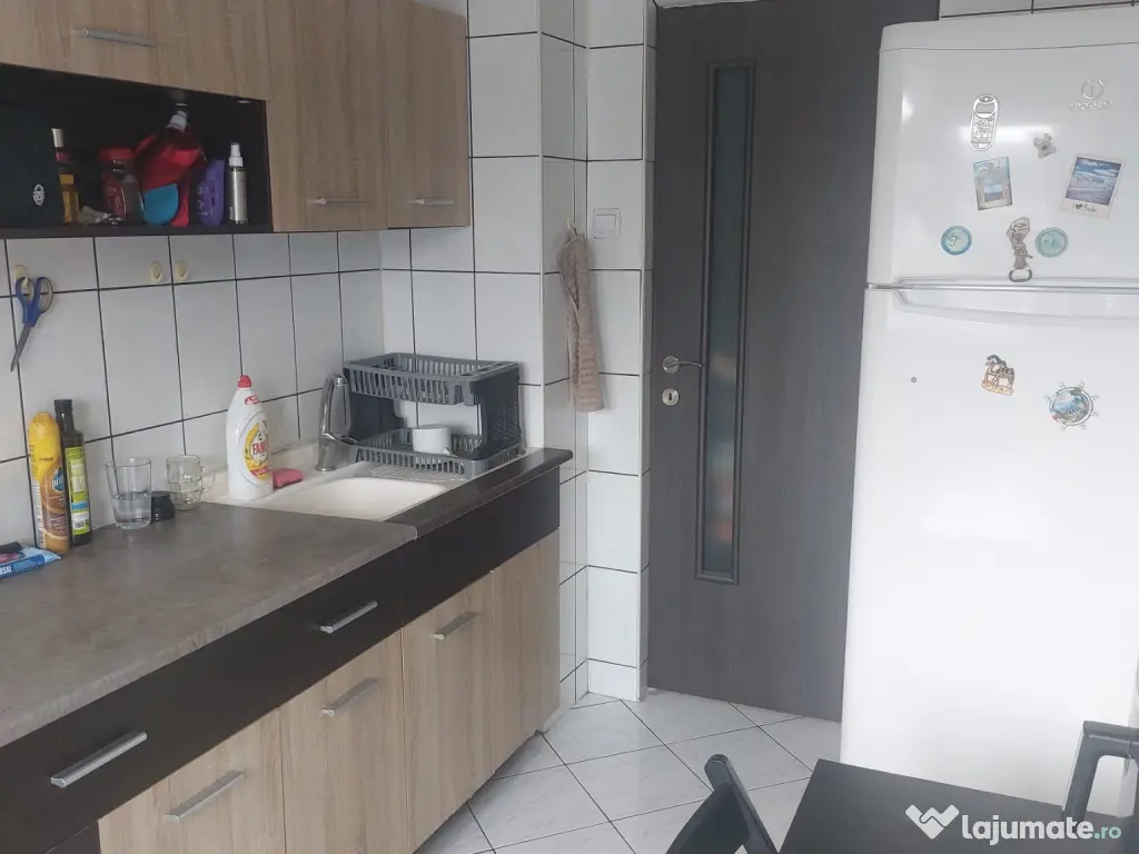 Închiriez apartament 