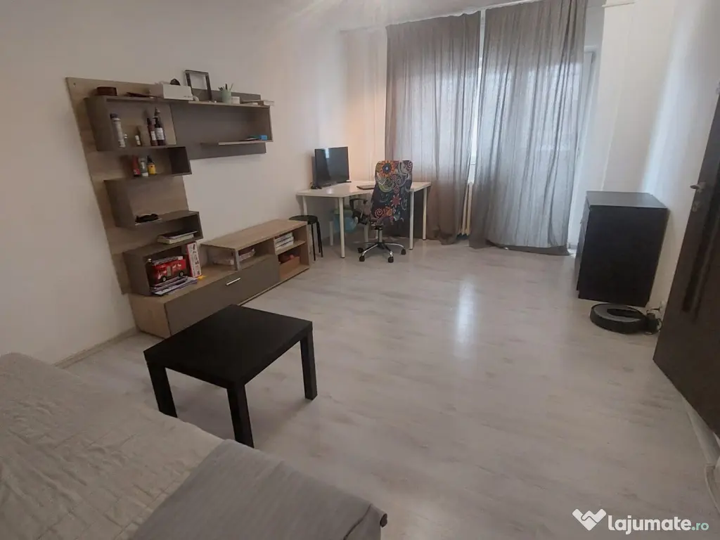 Închiriez apartament 