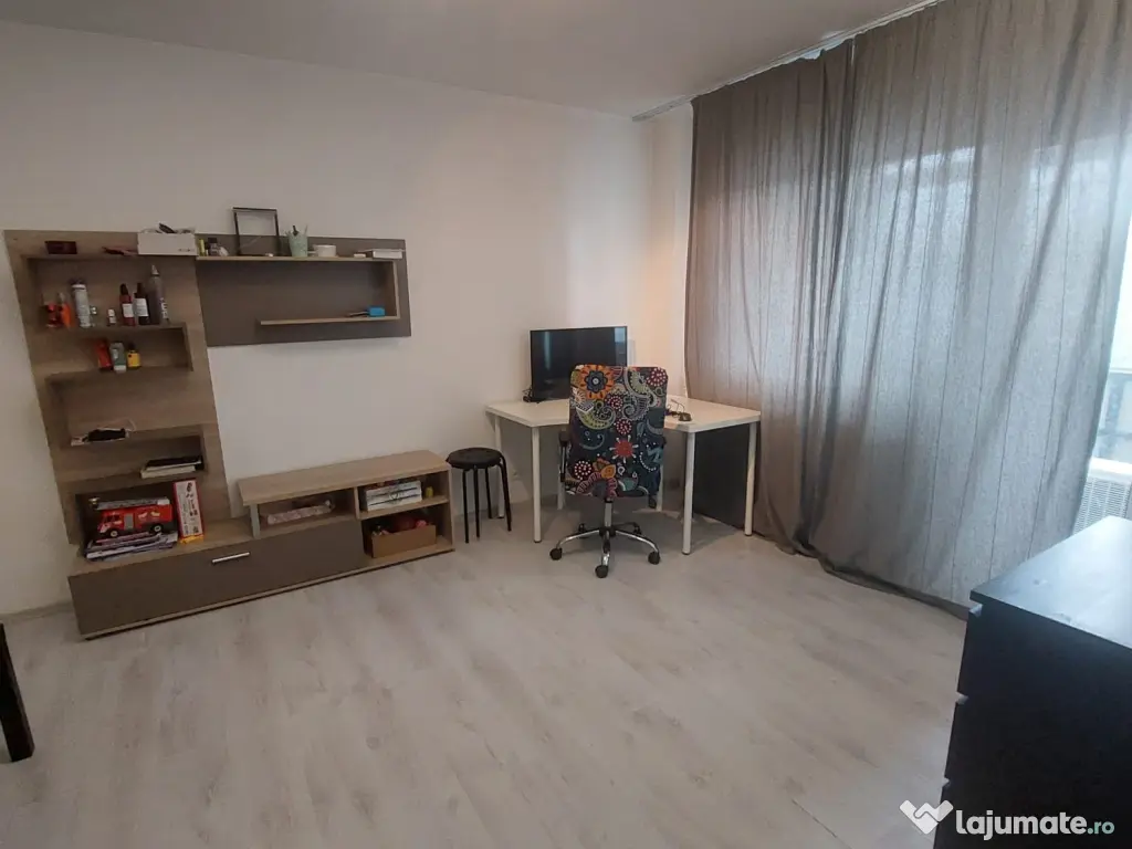 Închiriez apartament 