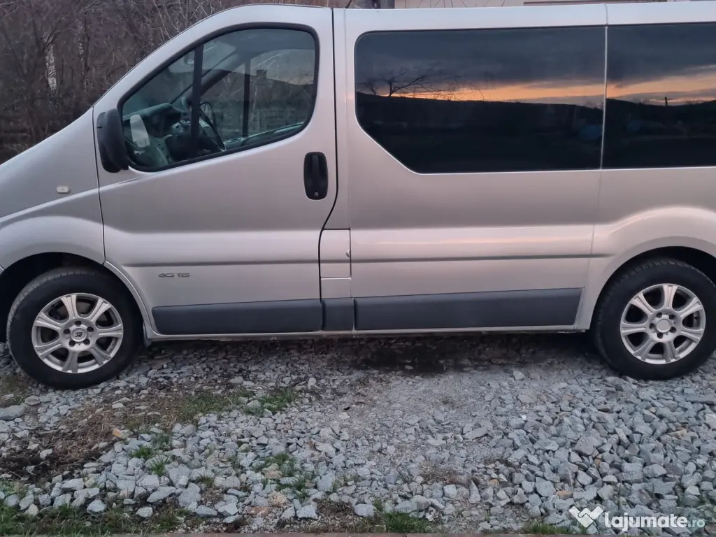 Vând Renault Trafic (8+1 locuri), autoturism spațios și fiabil 