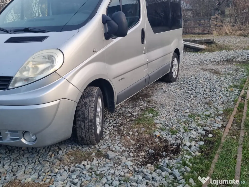 Vând Renault Trafic (8+1 locuri), autoturism spațios și fiabil 