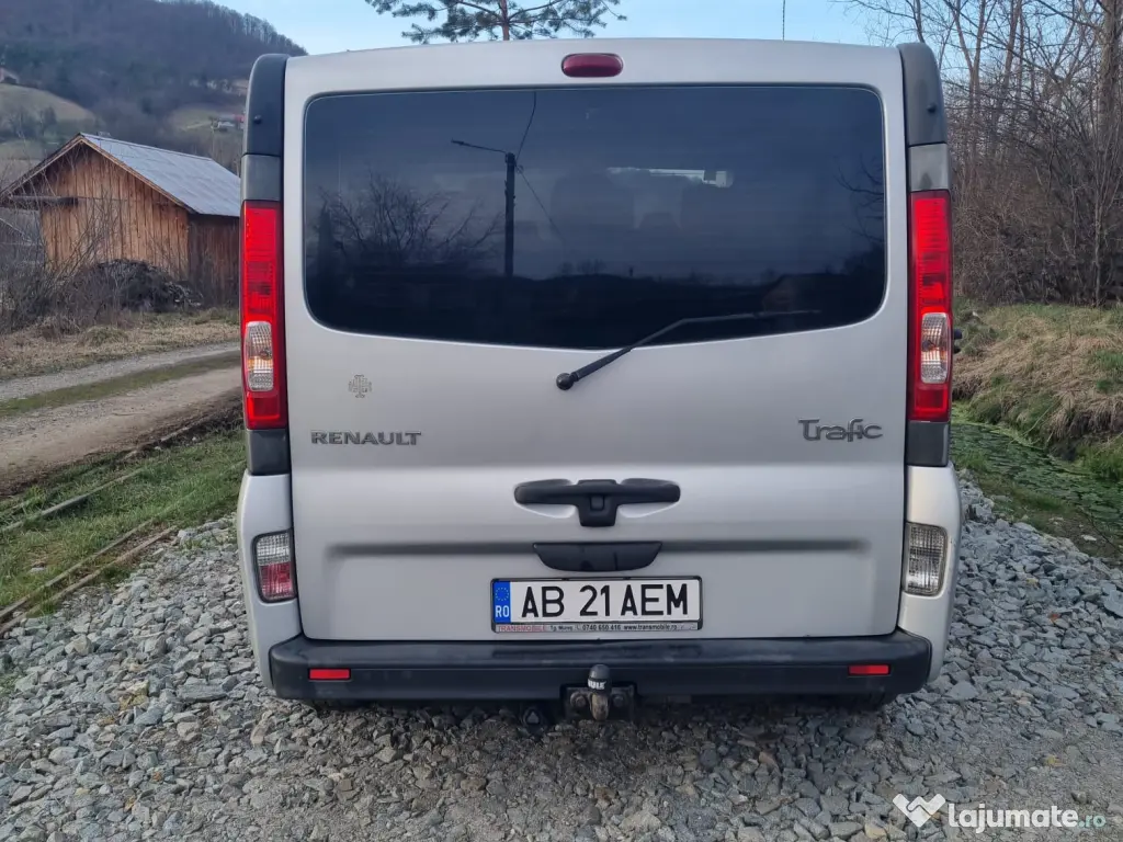 Vând Renault Trafic (8+1 locuri), autoturism spațios și fiabil 