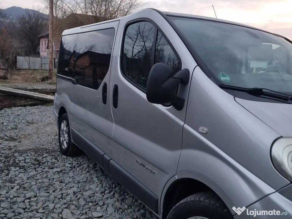Vând Renault Trafic (8+1 locuri), autoturism spațios și fiabil 