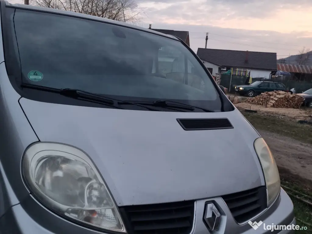 Vând Renault Trafic (8+1 locuri), autoturism spațios și fiabil 