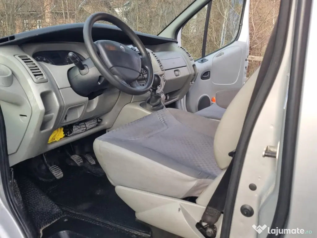 Vând Renault Trafic (8+1 locuri), autoturism spațios și fiabil 