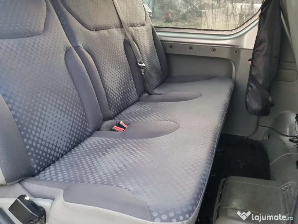 Vând Renault Trafic (8+1 locuri), autoturism spațios și fiabil 