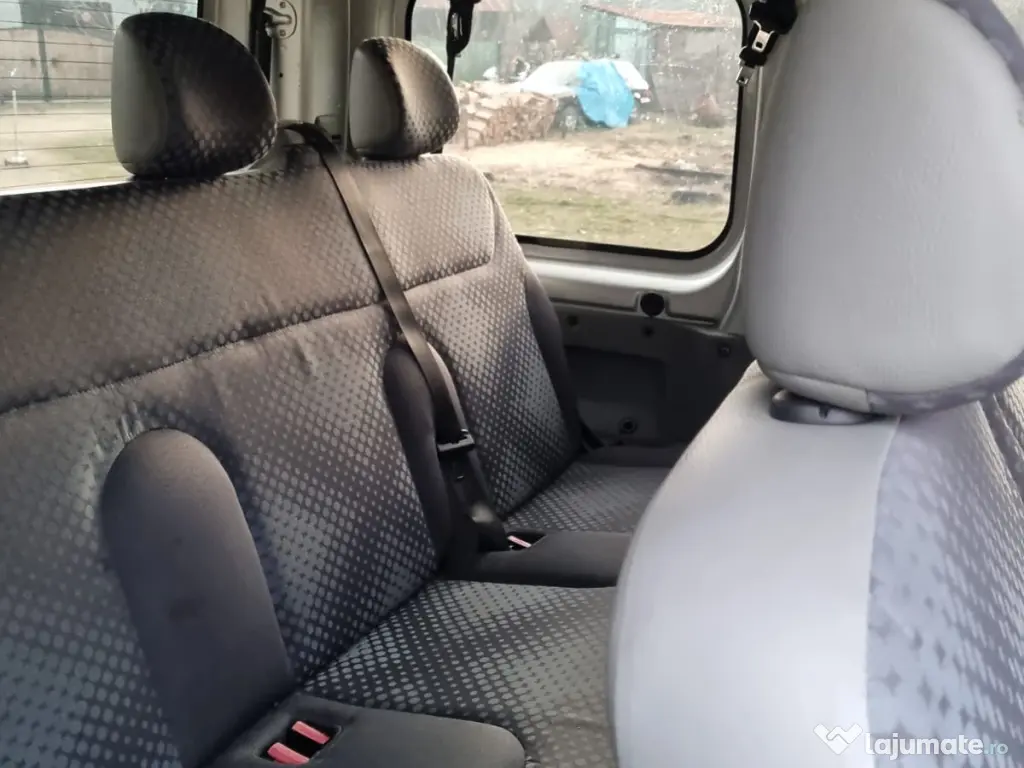 Vând Renault Trafic (8+1 locuri), autoturism spațios și fiabil 