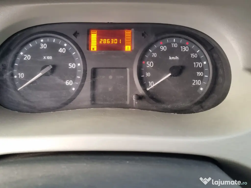 Vând Renault Trafic (8+1 locuri), autoturism spațios și fiabil 