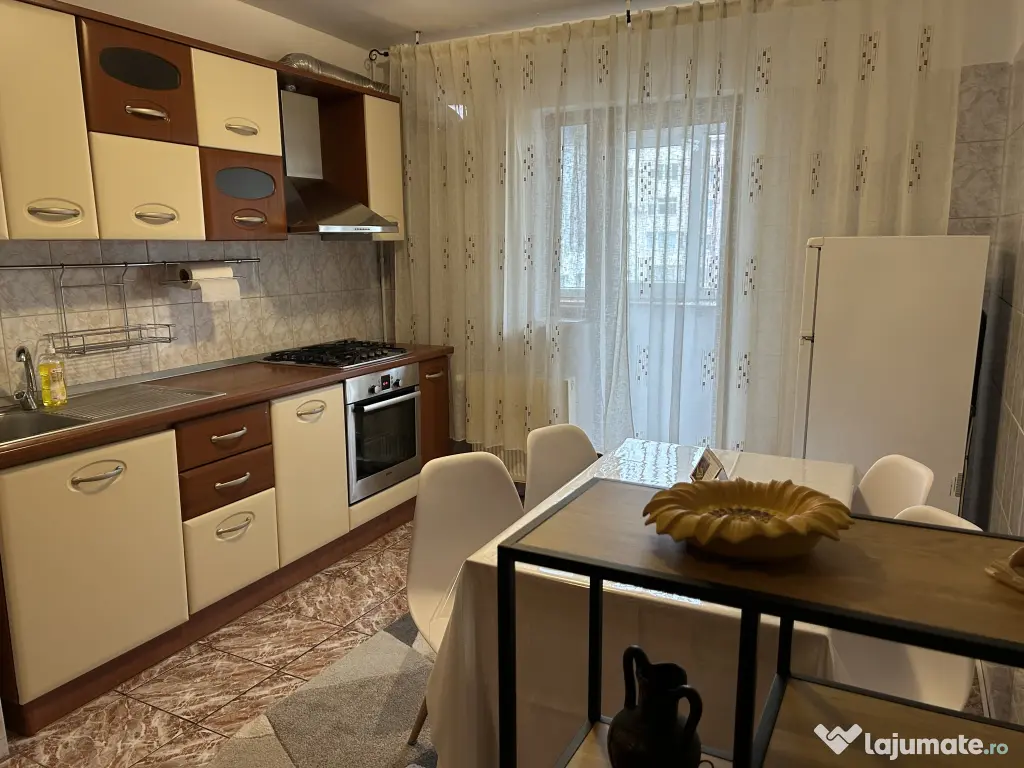 Închiriez apartament cu două camere zona Auchan Titan 