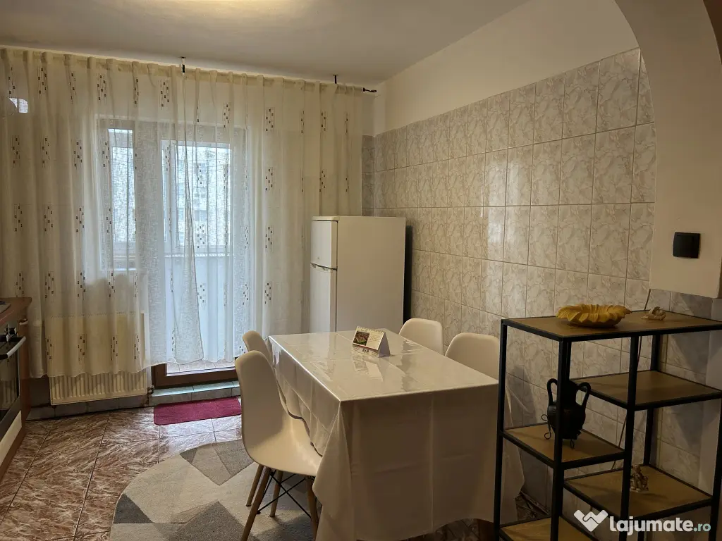 Închiriez apartament cu două camere zona Auchan Titan 