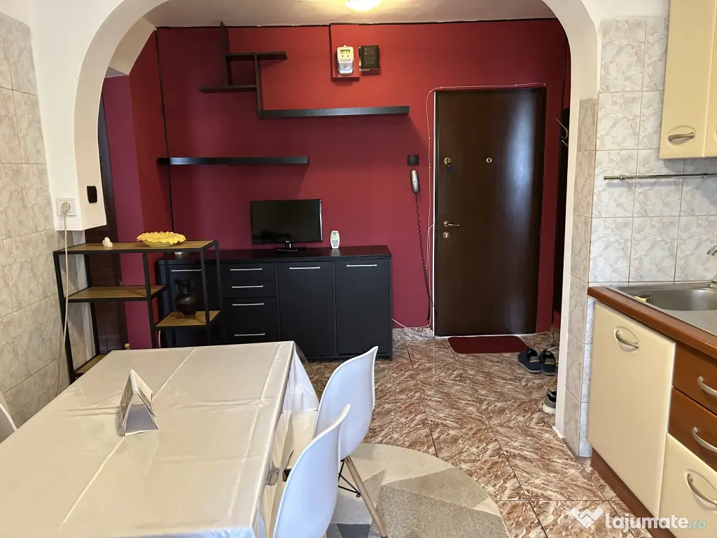 Închiriez apartament cu două camere zona Auchan Titan 