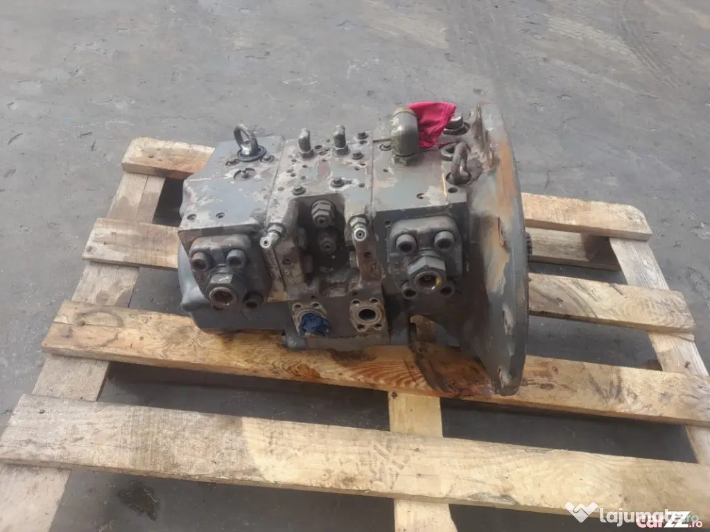 Pompă hidraulică Komatsu 708-2L-41121 pentru excavator pe senile Komatsu PC 210 