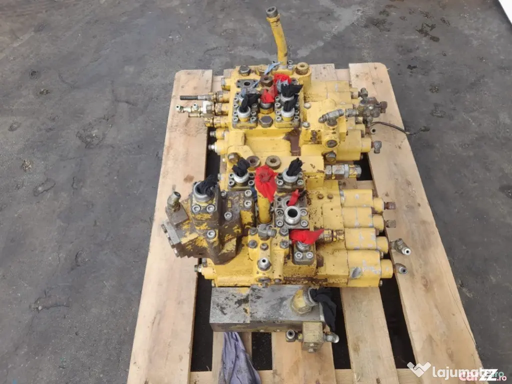 Distribuitor hidraulic Caterpillar 114-1085 pentru excavator pe senile Caterpill 