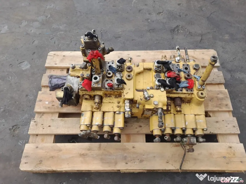 Distribuitor hidraulic Caterpillar 114-1085 pentru excavator pe senile Caterpill 