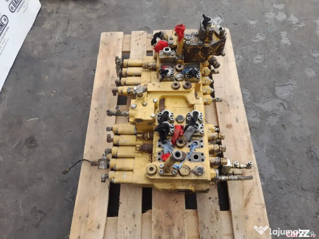 Distribuitor hidraulic Caterpillar 114-1085 pentru excavator pe senile Caterpill 