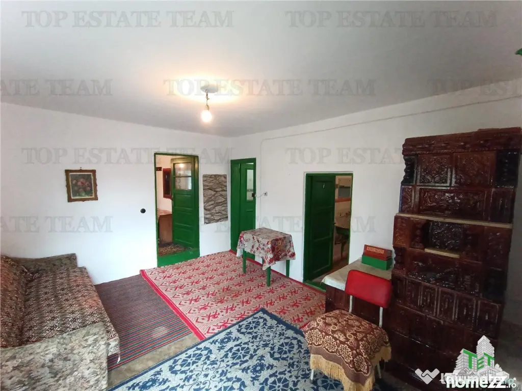 Casa taraneasca traditionala pe parter cu gradina si livada 