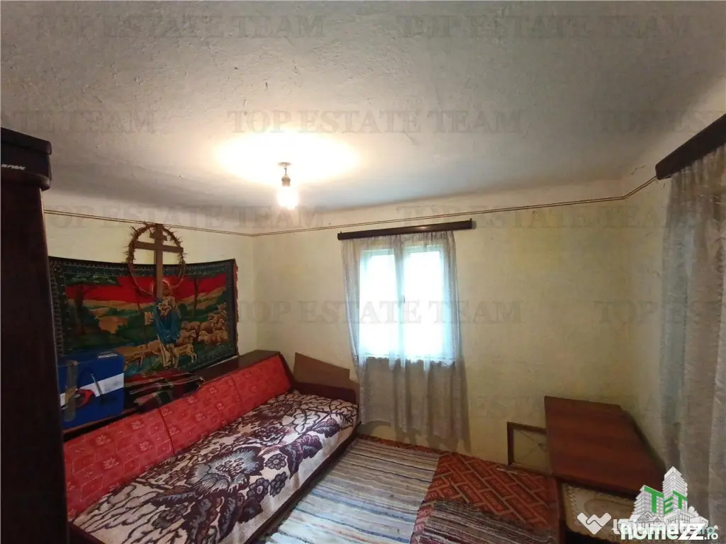 Casa taraneasca traditionala pe parter cu gradina si livada 