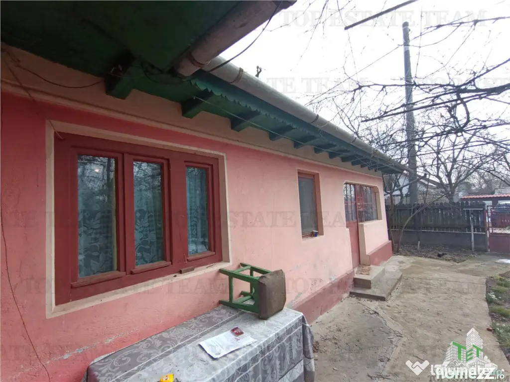 Casa taraneasca traditionala pe parter cu gradina si livada 