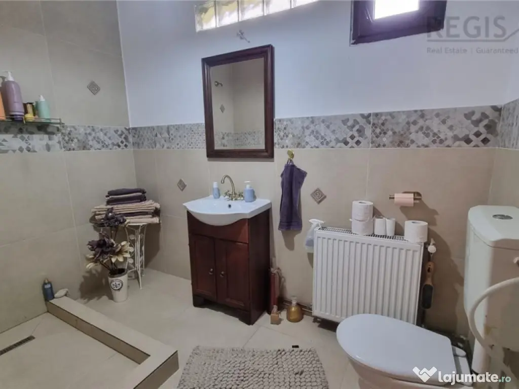 Casa de moderna cu costuri reduse, panouri solare si spatiu 