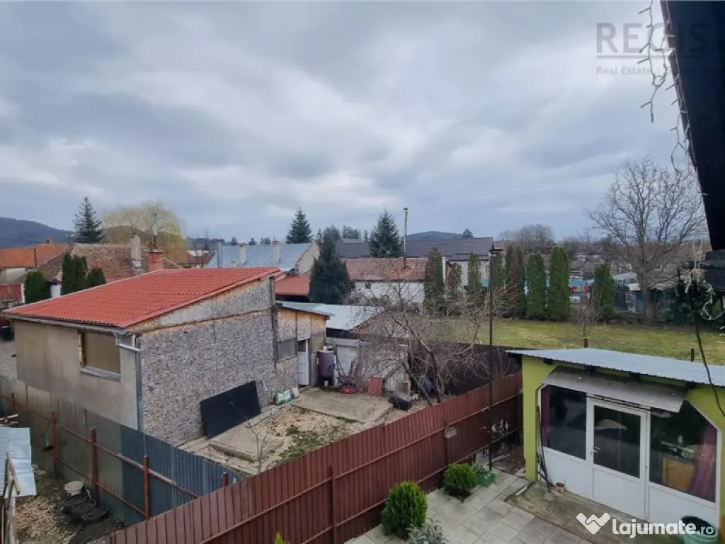 Casa de moderna cu costuri reduse, panouri solare si spatiu 