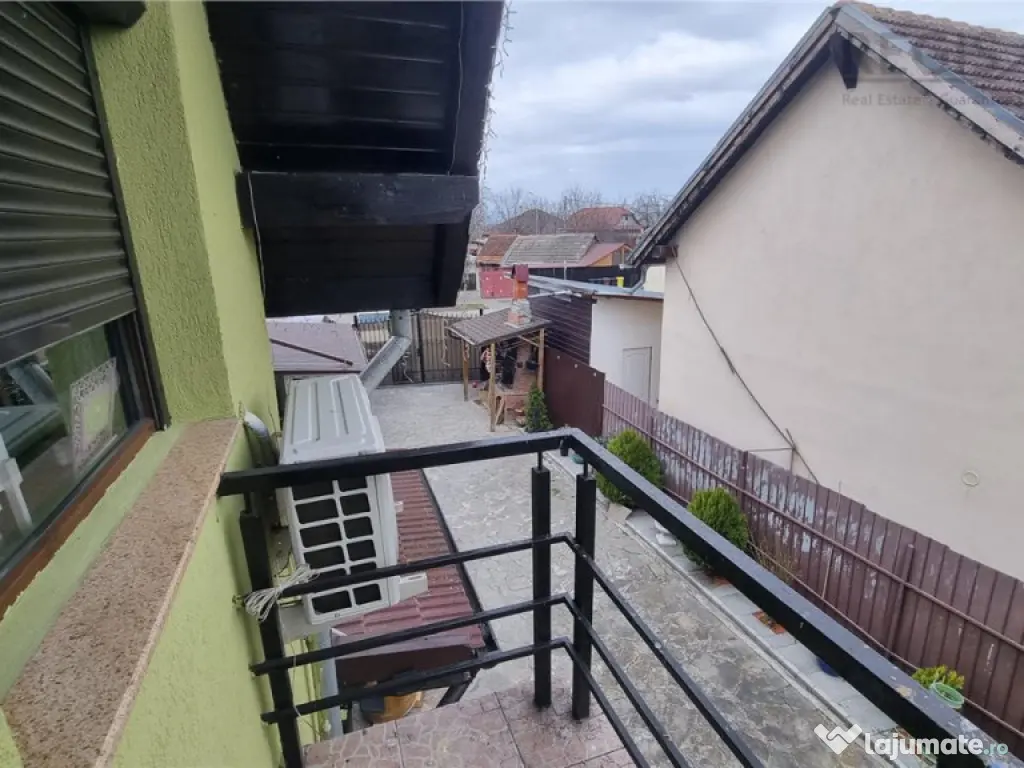 Casa de moderna cu costuri reduse, panouri solare si spatiu 