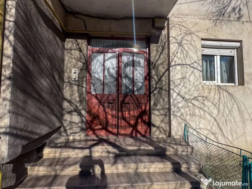 Apartament cu 4 camere de vanzare | Decomandat | Urlati |... 