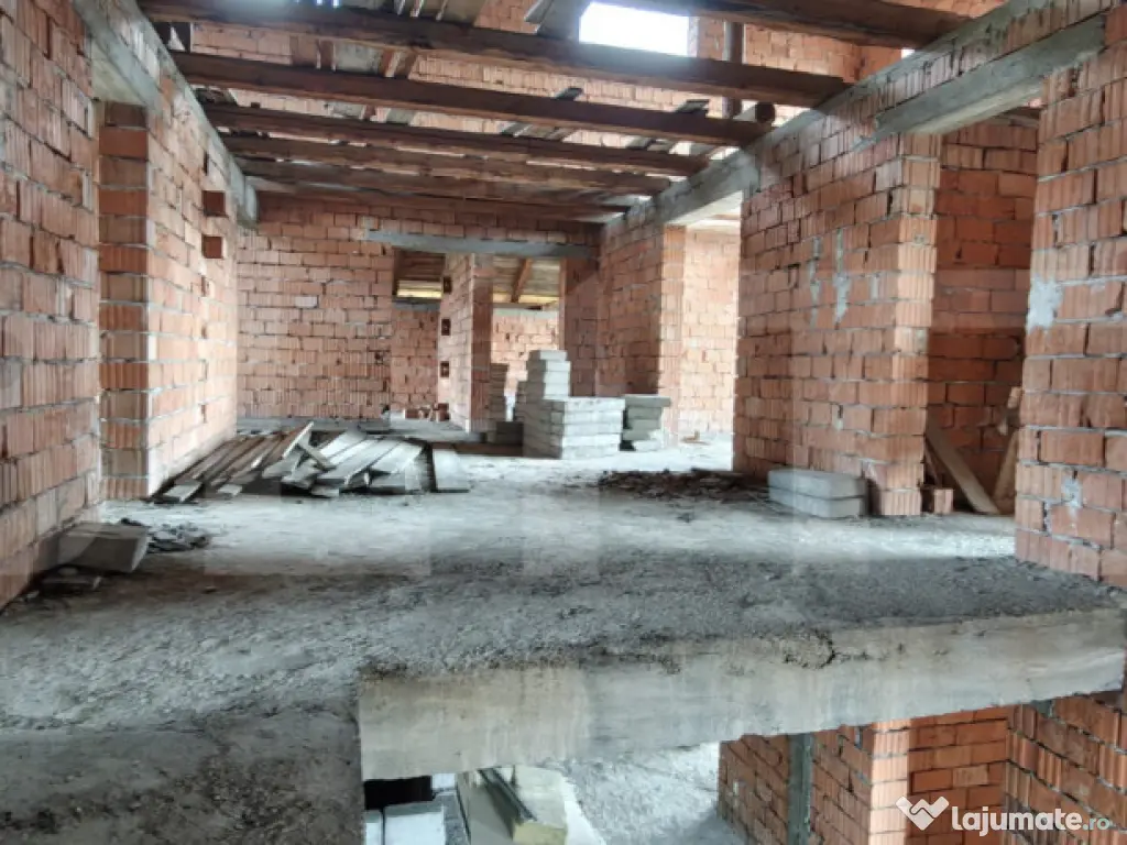 Construcție la roșu 500 mp, cu acces la parcelă de 25 ari 