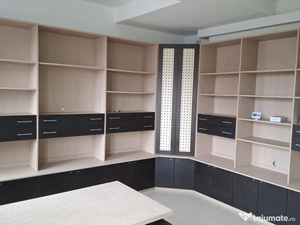 Donez dulap cu rafturi. 