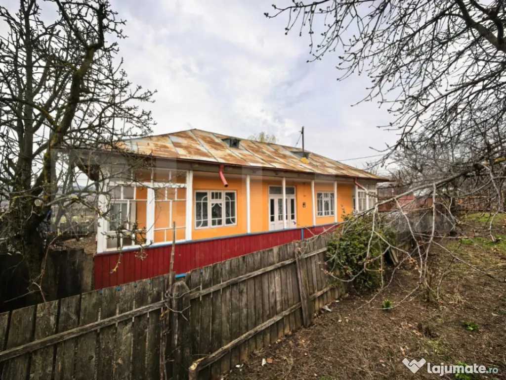 Casa Comarna cu 3500 mp teren la asfalt