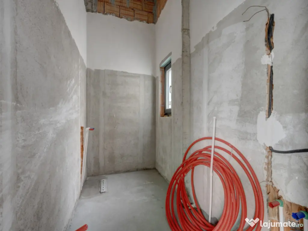 Casa se preda finisata - 4 bai -3 dormitoare - curte - parca 