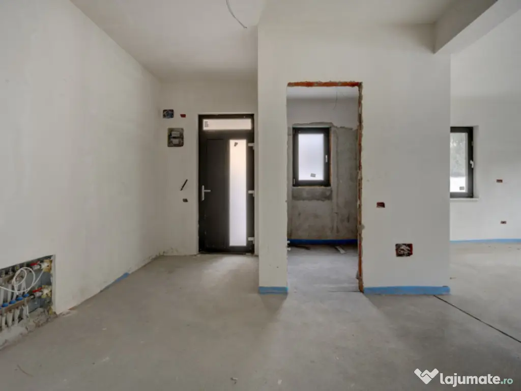 Casa se preda finisata - 4 bai -3 dormitoare - curte - parca 