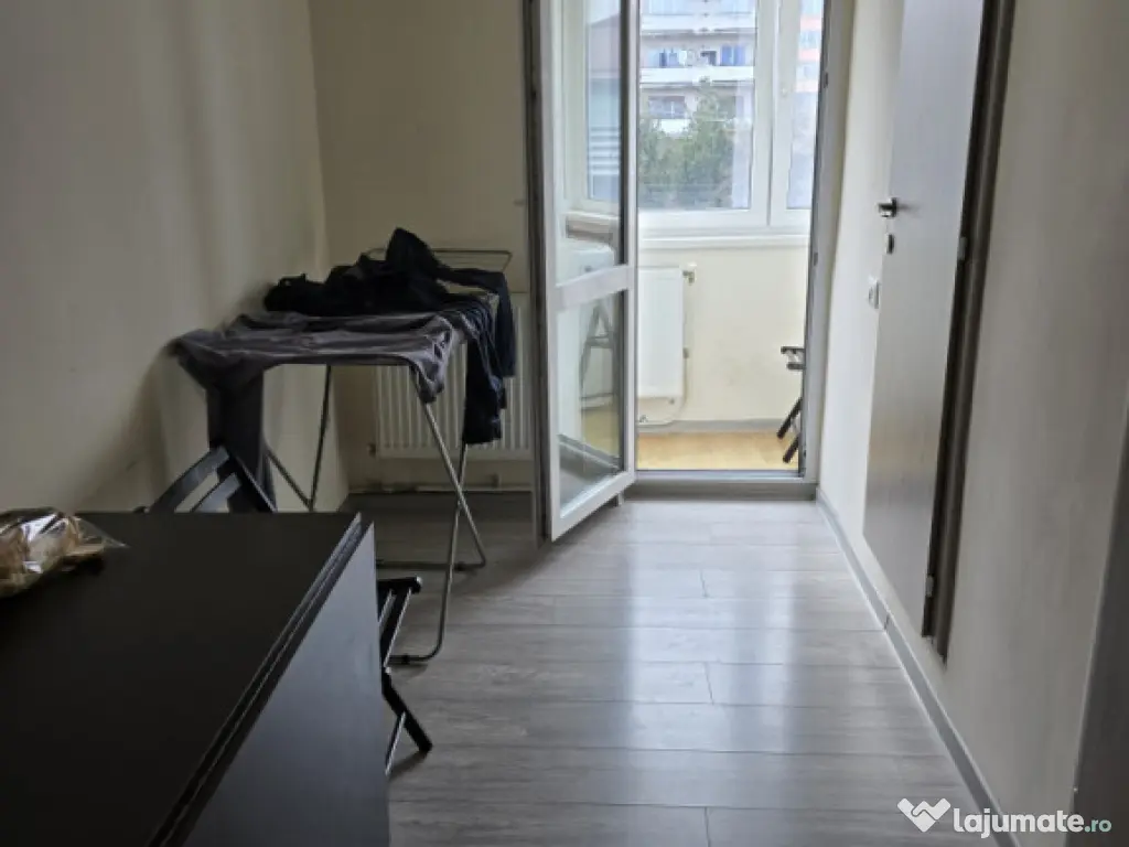 Apartament 4 camere, 3 băi, complet renovat, etaj 2, balcon 