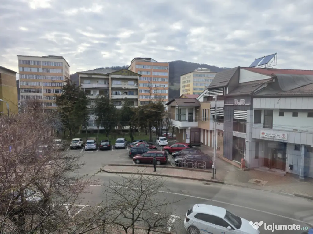 Apartament 4 camere, 3 băi, complet renovat, etaj 2, balcon 