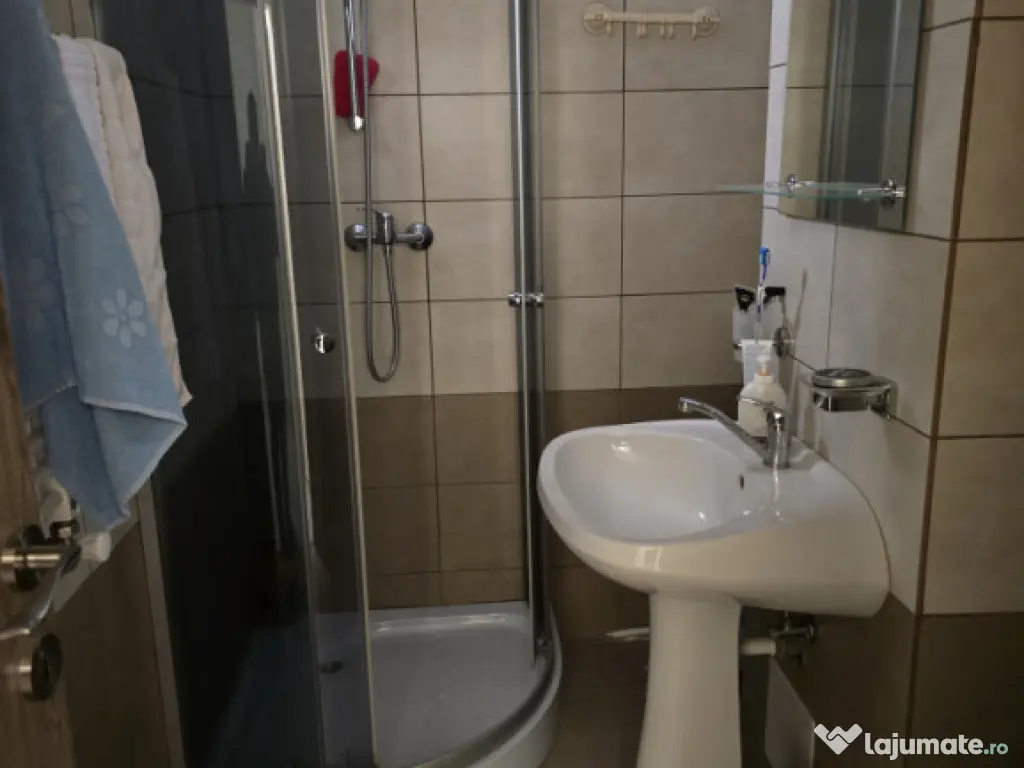 Apartament 4 camere, 3 băi, complet renovat, etaj 2, balcon 