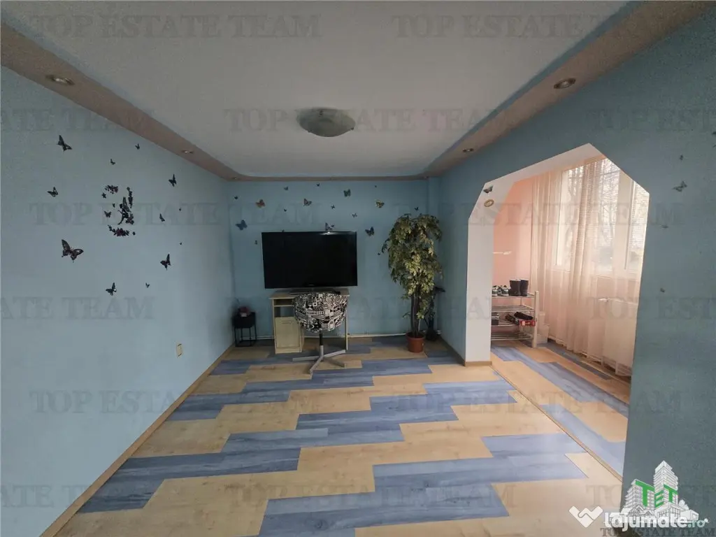 Apartament 3 camere foarte spatios 