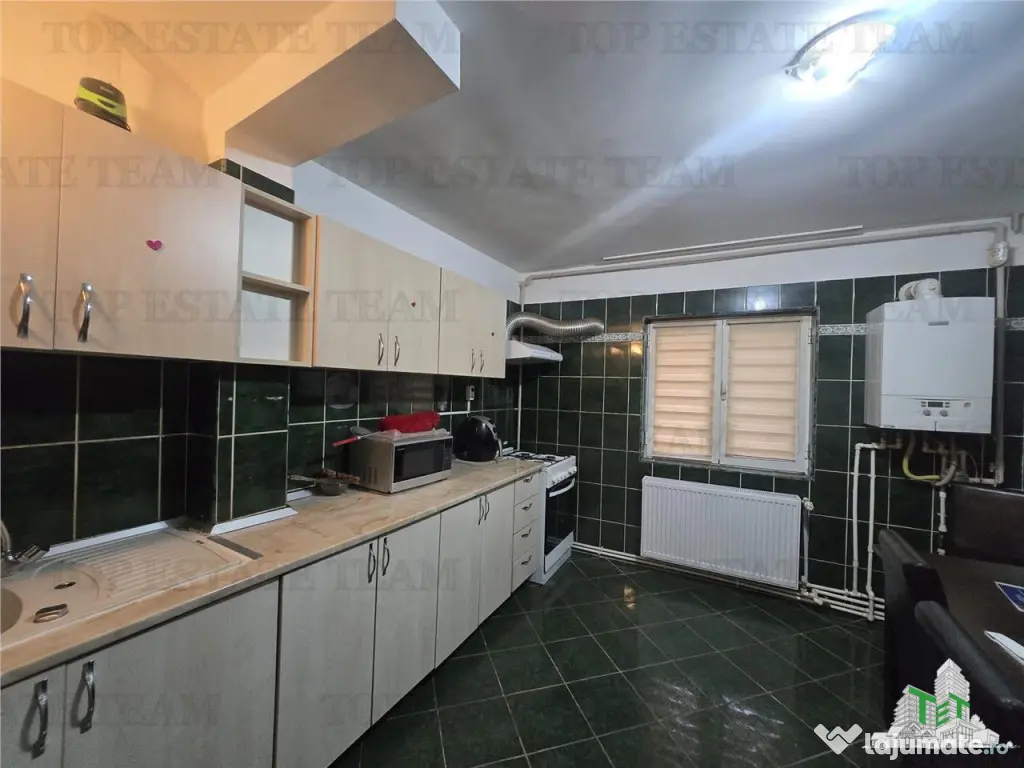 Apartament 3 camere foarte spatios 