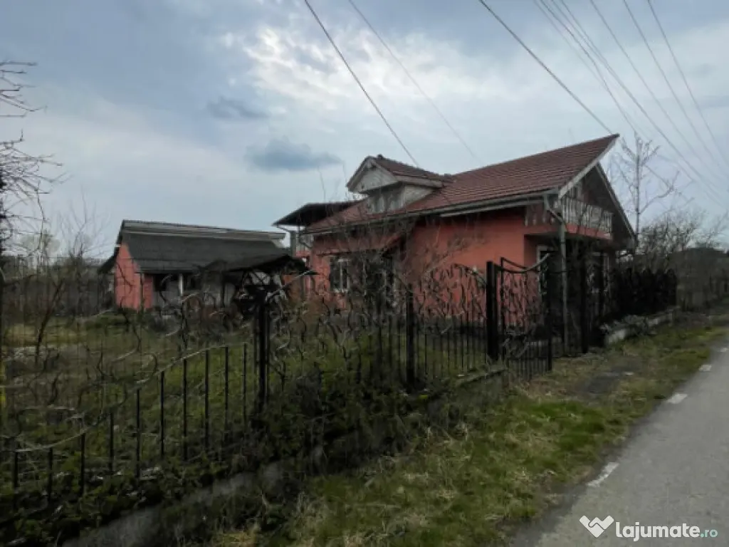 Casă P+M cu 2 corpuri, garaj și teren generos ~23 ari – 