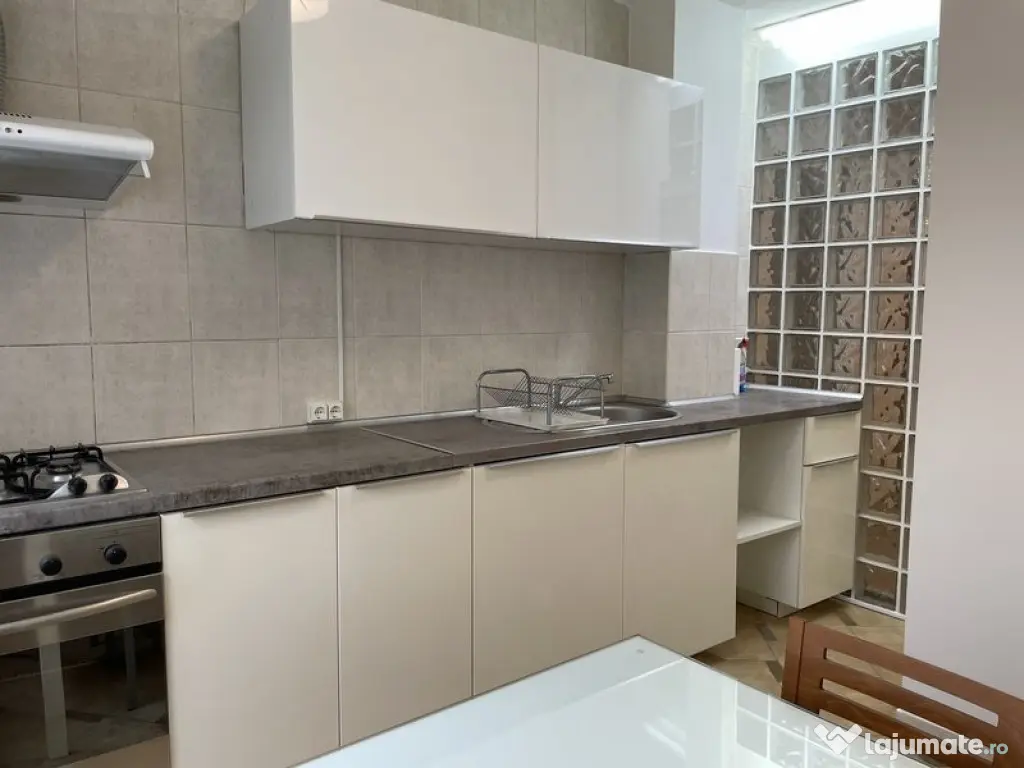 Stradal, vis-a -vis de Park Tineretului, 