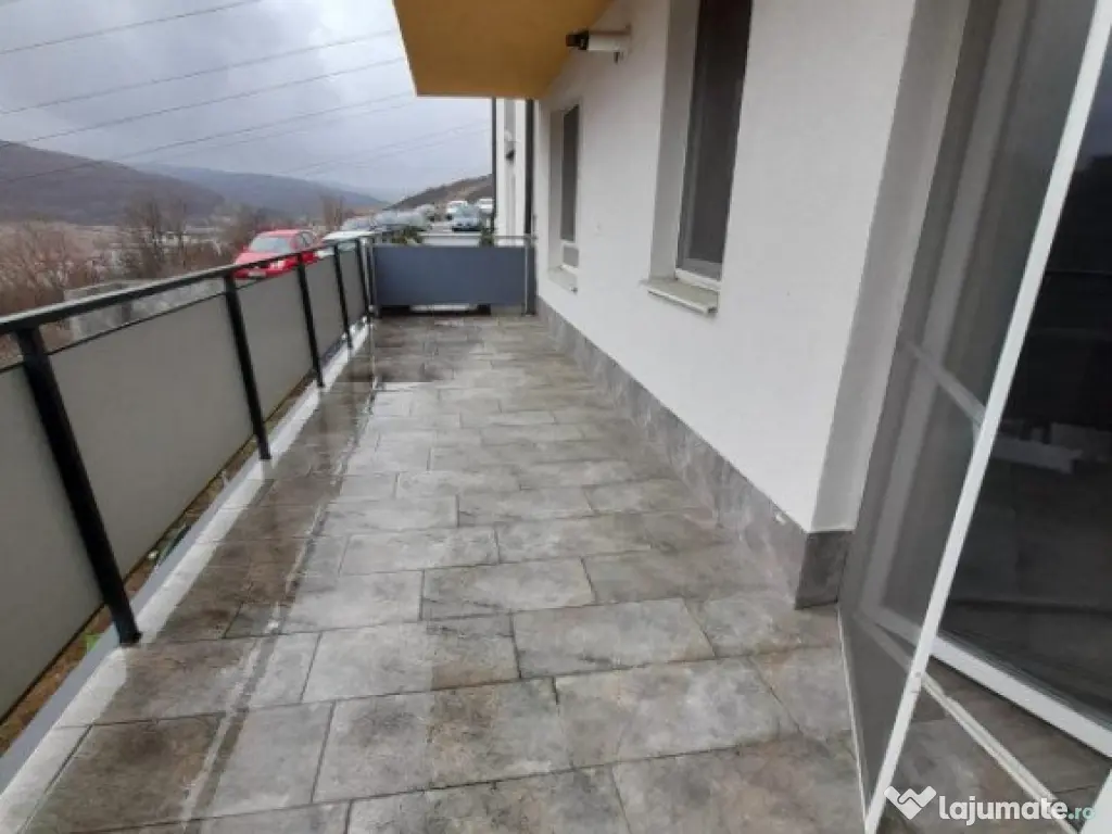 Apartament 3 camere, terasa 25 mp, parcare, zona Vivo