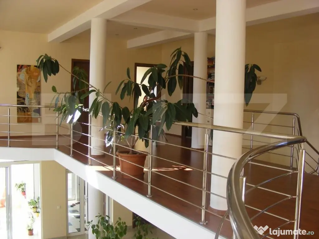 Casa cu 5 camere, 386 mp, Sangeorgiu de Mures, zona Apollo S