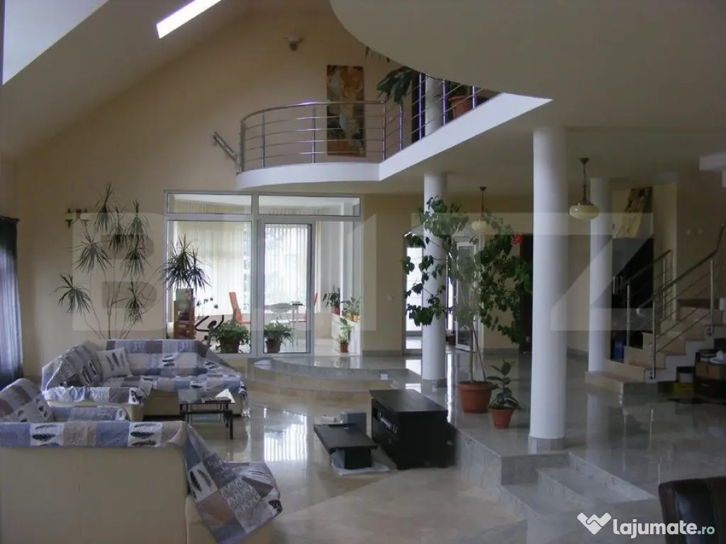 Casa cu 5 camere, 386 mp, Sangeorgiu de Mures, zona Apollo S