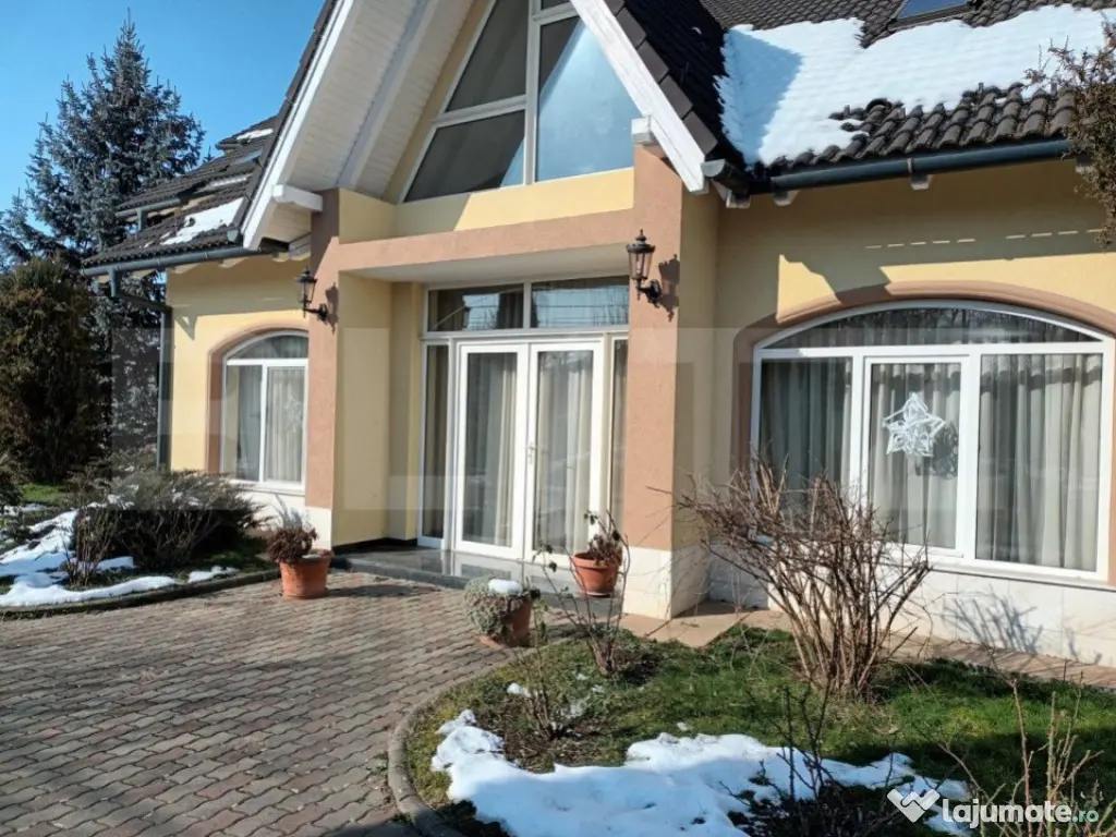 Casa cu 5 camere, 386 mp, Sangeorgiu de Mures, zona Apollo S