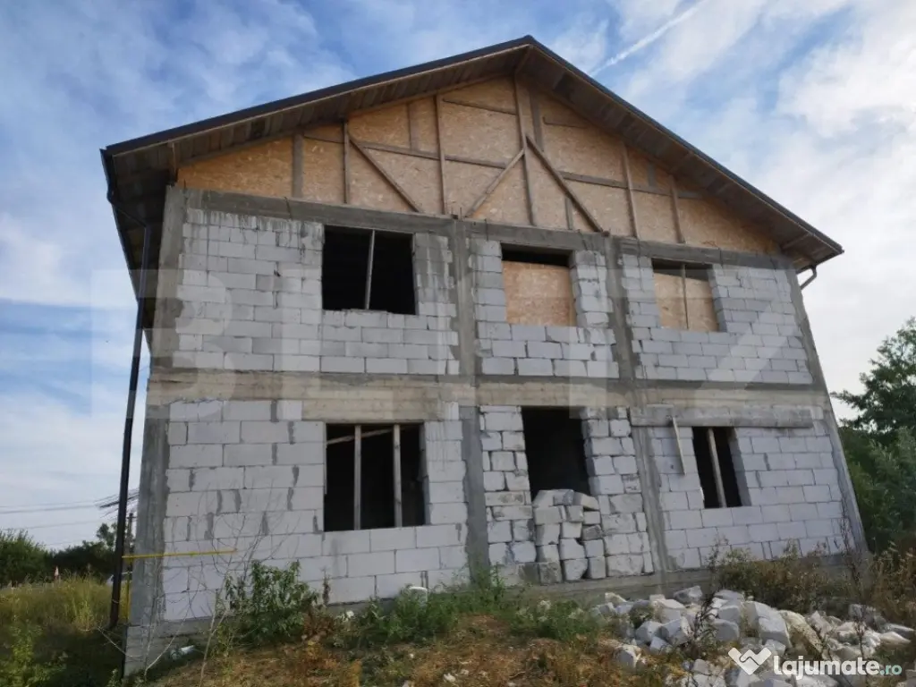 Casa individuala, 7 camere, 400mp, teren 3800mp, Corlatesti