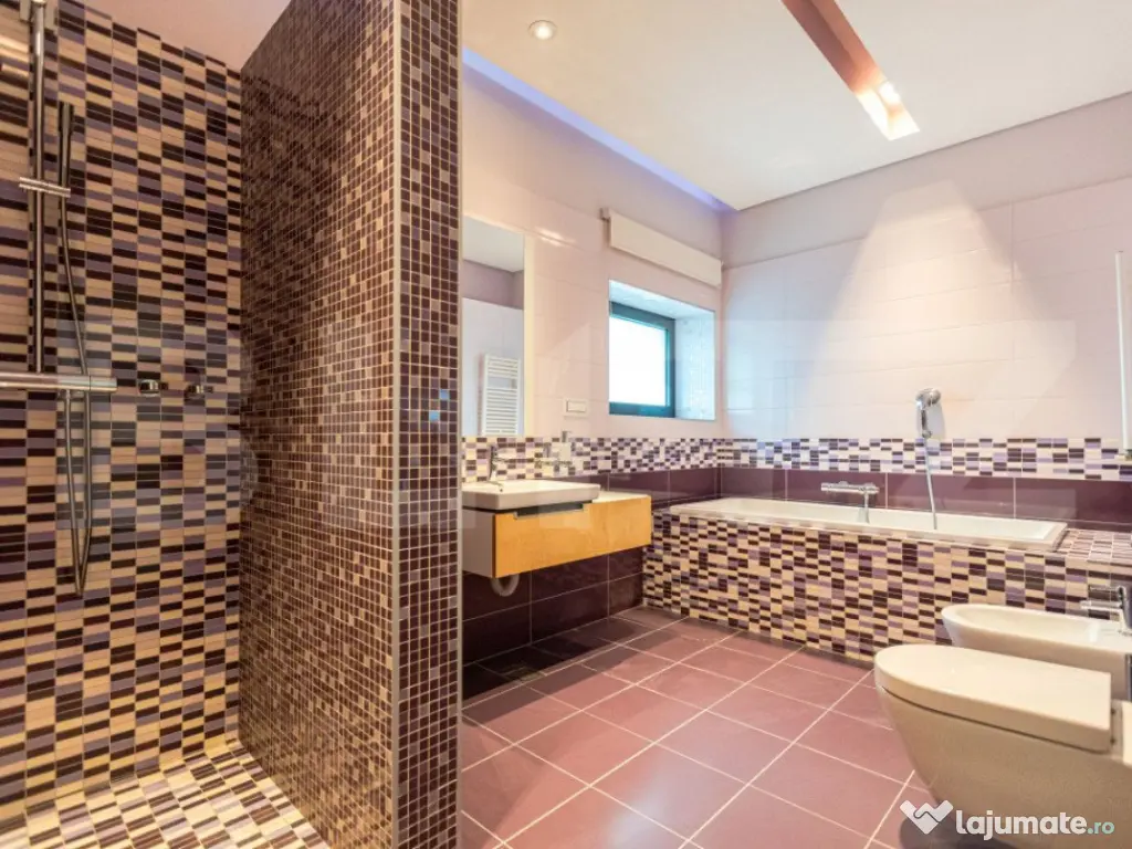 Vila, 8 camere, 790 mp utili, zona Lunei